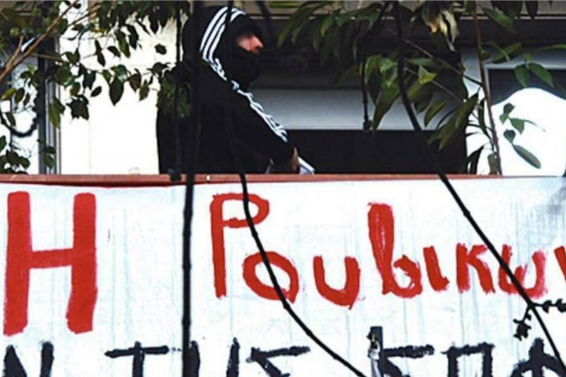 Organizacija Ruvikanos (na grčkom Rubikon) nezadovoljnom grčkom društvu, koje je od 2010. pritisnuto drakonskim merama štednje radi izlaza iz dužničke krize, taktikom nenasilnih malih provokacija nudi alternativni model anarhističkoj militantnosti. Žele da budu prisutni u svakodnevnom životu Atine